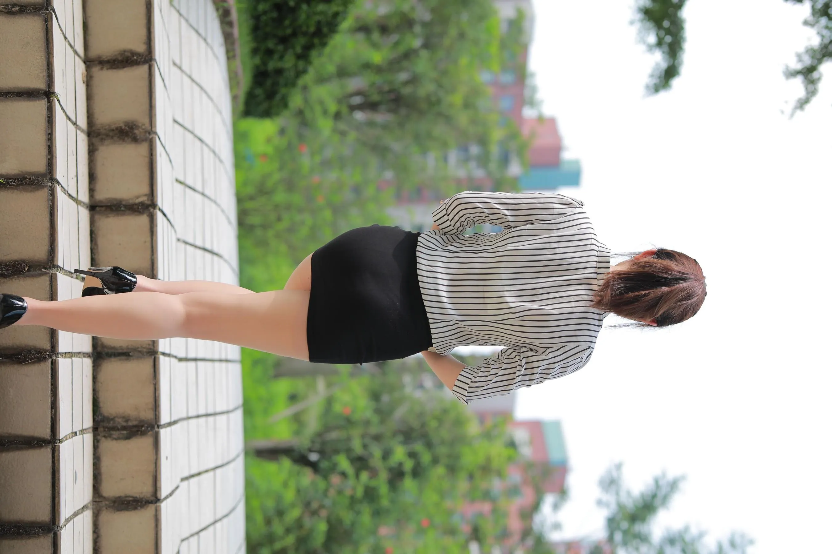 [魔镜街拍] NO.020 制服包臀裙小姐姐1 户外 [213P]插图1
